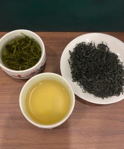 Cận cảnh cánh trà búp đặc sản Thái Nguyên xoăn chặt, màu xanh đen ánh