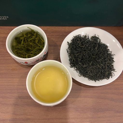 Cận cảnh cánh trà búp đặc sản Thái Nguyên xoăn chặt, màu xanh đen ánh
